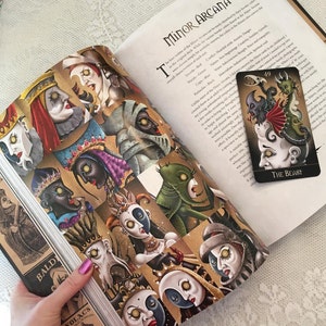 Libro complementario de Deviant Moon FIRMADO con tarjeta Oracle adicional