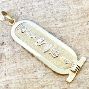 幅広エジプトのパーソナライズされたカスタマイズされた幅広ソリッド 18K ホワイト ゴールド カルトゥーシュ 世界中へのエクスプレス配送 (4 文字まで)