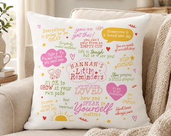 Cojín personalizado con pequeños recordatorios y mensajes positivos de motivación.