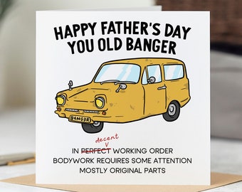 Può includere: Un biglietto bianco con un'auto di cartone animato gialla e il testo "Happy Father's Day You Old Banger". L'auto ha il testo "94NGER" sulla targa. Il testo "decent" è barrato e il testo "perfect" è scritto sopra. Il testo sotto l'auto dice "In perfetto stato di funzionamento, la carrozzeria richiede un po' di attenzione, principalmente pezzi originali."