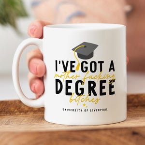 Personlig mugg med examensmotiv - Rolig examenspresent till bästa vän, son, dotter eller minnessak