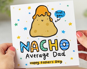 Puede incluir: Una tarjeta blanca con una ilustración de dibujos animados de un nacho con una cara sonriente. El texto "Nacho Average Dad" está escrito en letras de colores debajo del nacho. La tarjeta también tiene un globo de diálogo que dice "That's you!" y una pequeña flecha que apunta al nacho. El texto "Happy Father's Day" está escrito en letras más pequeñas debajo del texto principal.