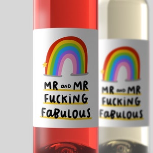 Puede incluir: Dos botellas de vino con etiquetas de arco&iacute;ris. Las etiquetas dicen "Mr and Mr Fucking Fabulous".