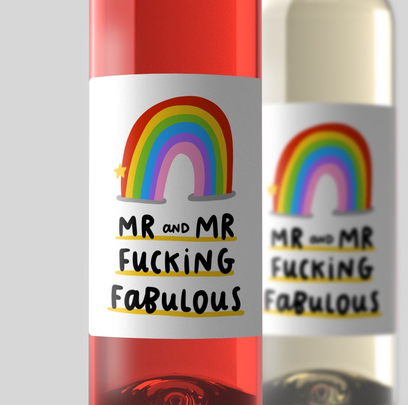 Puede incluir: Dos botellas de vino con etiquetas de arco&iacute;ris. Las etiquetas dicen "Mr and Mr Fucking Fabulous".