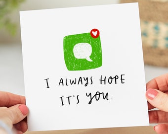 Puede incluir: Una tarjeta blanca con un icono de burbuja de chat verde y una notificación de corazón rojo. El texto en la tarjeta dice "Siempre espero que seas tú."
