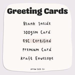 Puede incluir: Tarjeta crema con las palabras "Greeting Cards" en negrita negra. Los detalles de la tarjeta incluyen "Blank Inside", "300gsm Card", "FSC Certified", "Premium Card" y "kraft Envelope". El logotipo de Arrow Gift Co. est&aacute; en la parte inferior.