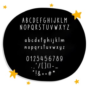 Puede incluir: C&iacute;rculo negro con texto blanco sobre fondo blanco. El texto incluye el alfabeto en may&uacute;sculas y min&uacute;sculas, los n&uacute;meros del 0 al 9 y signos de puntuaci&oacute;n. El c&iacute;rculo est&aacute; rodeado de estrellas amarillas.