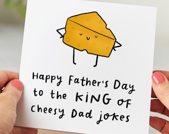 Puede incluir: Una tarjeta blanca con un dibujo animado de una cuña de queso sonriente con brazos y piernas. El texto en la tarjeta dice "Feliz Día del Padre al REY de las bromas cursis de papá".
