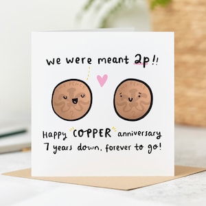 Puede incluir: Una tarjeta blanca con un coraz&oacute;n rosa y dos monedas de dibujos animados marrones con caras. El texto en la tarjeta dice "We were meant 2p!! Happy "COPPER" anniversary 7 years down, forever to go!"