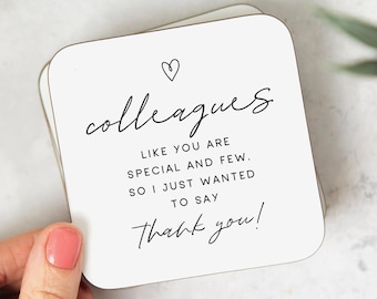 Puede incluir: Posavasos blanco con texto negro que dice "colleagues like you are special and few. So I just wanted to say thank you!" con un pequeño símbolo de corazón sobre la palabra "colleagues".