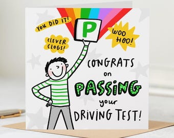 Puede incluir: Tarjeta de felicitación por aprobar el examen de conducir. La ilustración muestra a una persona sosteniendo un letrero verde con la letra 'P', con el texto '¡Felicidades por aprobar tu examen de conducir!' y otras frases.