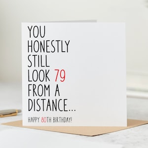 Tarjeta divertida para el 80 cumpleaños: ¡Pareces de 79 desde lejos! - Tarjeta personalizada