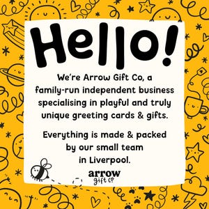 Peut inclure: Fond jaune orn&eacute; de gribouillis noirs et un rectangle blanc avec le mot "Hello!" en grosses lettres noires. Le texte d&eacute;crit Arrow Gift Co., une entreprise familiale sp&eacute;cialis&eacute;e dans les cartes de v&oelig;ux et cadeaux, fabriqu&eacute;s et emball&eacute;s &agrave; Liverpool.