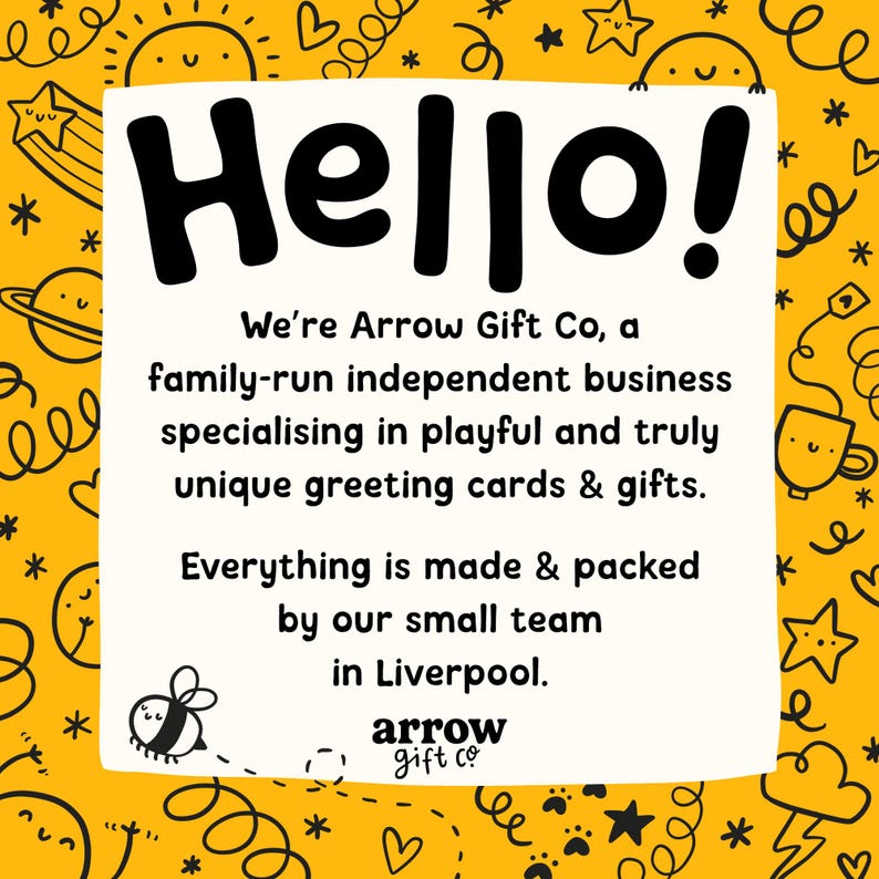 Peut inclure: Fond jaune orn&eacute; de gribouillis noirs et un rectangle blanc avec le mot "Hello!" en grosses lettres noires. Le texte d&eacute;crit Arrow Gift Co., une entreprise familiale sp&eacute;cialis&eacute;e dans les cartes de v&oelig;ux et cadeaux, fabriqu&eacute;s et emball&eacute;s &agrave; Liverpool.