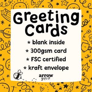 Peut inclure: Une carte blanche avec les mots "Greeting Cards" en gras noirs. La carte indique &eacute;galement "blank inside", "300gsm card", "FSC certified" et "kraft envelope". Le fond est jaune avec des illustrations de gribouillis.