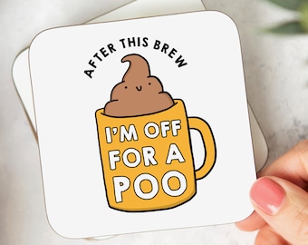 Puede incluir: Posavasos blanco con una taza de café amarilla con el texto "I'm off for a poo" y un emoji de caca marrón con una cara sonriente en la parte superior. El texto "After this brew" está escrito en un círculo alrededor de la taza.