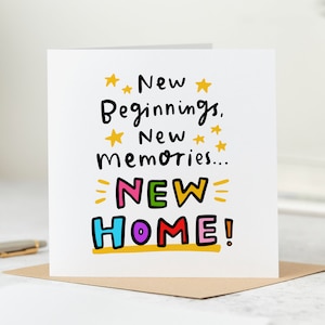 Puede incluir: Una tarjeta blanca con el texto "Nuevos Comienzos, Nuevos Recuerdos... &iexcl;NUEVO HOGAR!" en letras de colores con estrellas amarillas y un subrayado dorado.