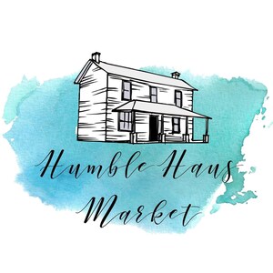 Puede incluir: Una ilustraci&oacute;n de acuarela de una casa blanca con un porche y el texto "Humble Haus Market" en letra cursiva negra.