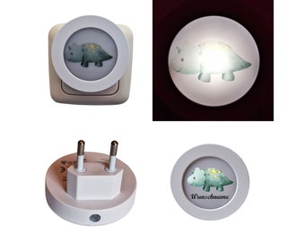 LED-Nachtlichtstecker mit Sensor, Motiv: Triceratops grün/gelb, personalisierbar