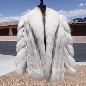 M (8) real BLUE fox fur jacket coat, hip-length, ivory w gray tips, classic shawl collar, diagonal sleeves, soft and luxurious, EUC (#3389)