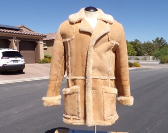 Men's M real SHEARLING SHEEPSKIN - beige leather jacket coat, classic Marlboro Man styling, front buttons, great condition (#1814)