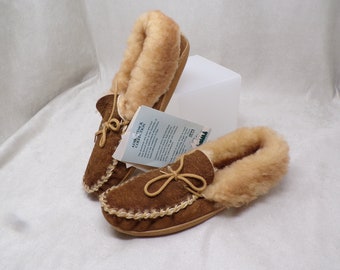 NWT Wms (8.5-9) SHEARLING-SHEEPSKIN wool fur moccasin style slippers, house shoes, by Adirondack,  brown/beige, hard sole (#2284)
