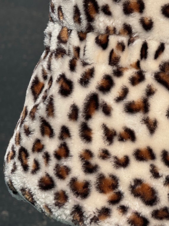 NWOT Child (2T) FAKE FAUX fur vest in leopard pri… - image 4