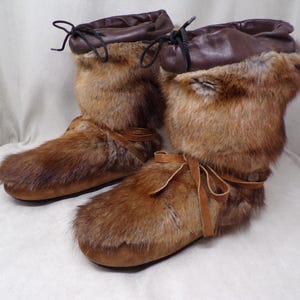 MEN&#39;S (8.5) real MUSKRAT fur boots, fleece lined winter boots, muskrat fur uppers/shaft, crepe soles, vintage boots,good condition (#3038-2)