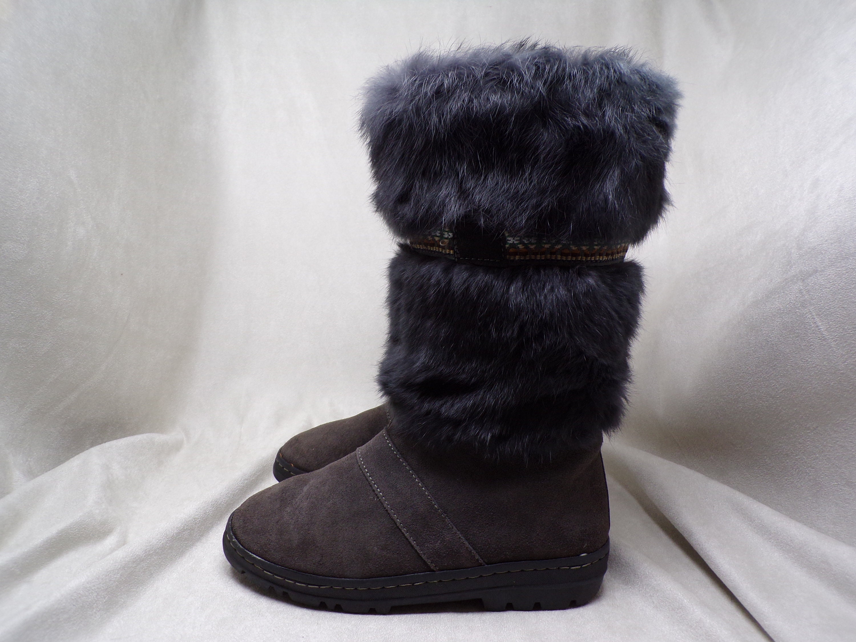 NWOT Wm 8 real RABBIT FUR boots by Minnetonka high quality gray winter boots real suede uppers w fur on the shaft vintage 2001