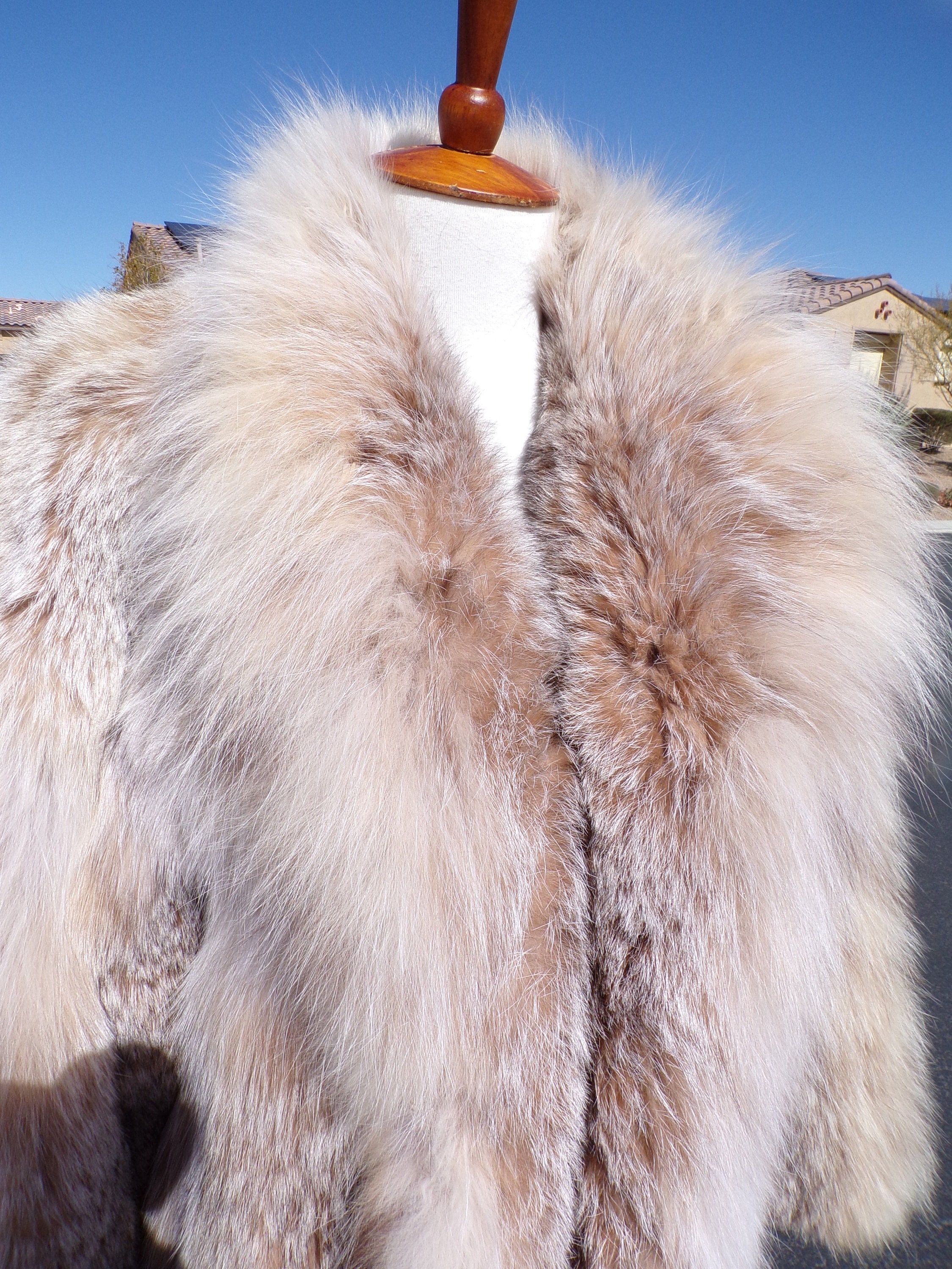 Beige Fur Coat Bag Made Natural Lynx Fur Hands Mannequin Stock Photo by  ©ozina 493079714