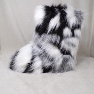 NWOT Men&#39;s (9)/Wm (10.5) FAKE, FAUX fur boots, black/white, apres ski boots, unisex, fake goat on the shaft, vintage fur boots (#3164-2)