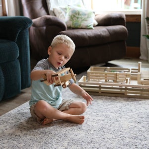 Amish-Made Wooden Toy Airplane, Kid-Safe Finish afbeelding 5