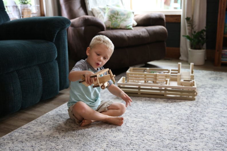 Amish-Made Wooden Toy Airplane, Kid-Safe Finish afbeelding 5