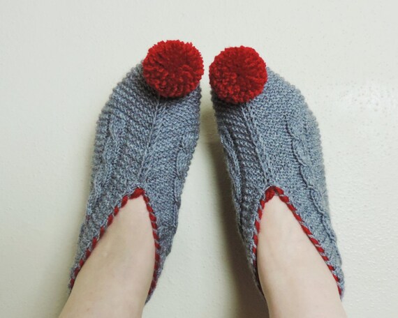 Zapatillas para mujer, gris tejido pantuflas con pompones rojos, Cable casa zapatos, zapatillas calcetines de punto Zapatillas para mujer, gris tejido pantuflas con pompones rojos, Cable casa zapatos, zapatillas calcetines de punto