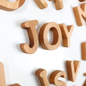 Letras de madeira presente de aniversário para crianças montessori educação domiciliar brinquedos waldorf altura 5 cm/2 polegadas brinquedo educativo brinquedo ecológico de madeira quadrinhos sans