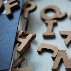 Letras de madera adicionales para Navidad, regalos para niños, letras de cumpleaños, altura 4,3 cm/1,7 pulgadas, juguete educativo con imanes, juguete ecológico de madera de haya.