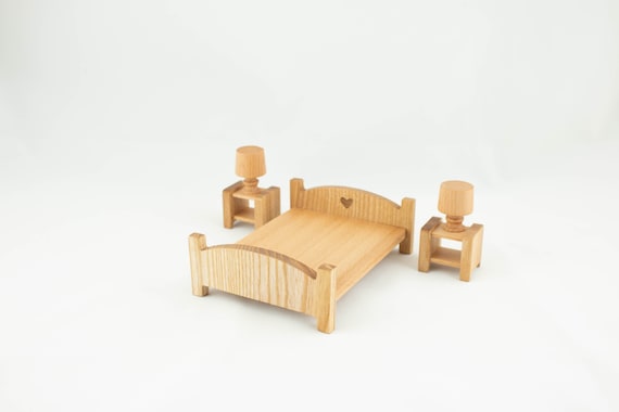 Camita de madera para muñecas sale