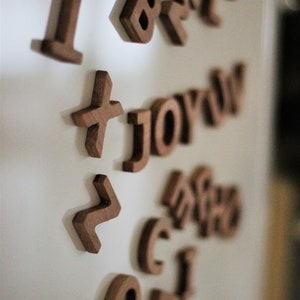Letras de madera, juguete educativo, regalo de primer cumpleaños, letras de madera de haya con imanes, altura de las letras: 4,3 cm/1,7 pulgadas, montessori waldorf