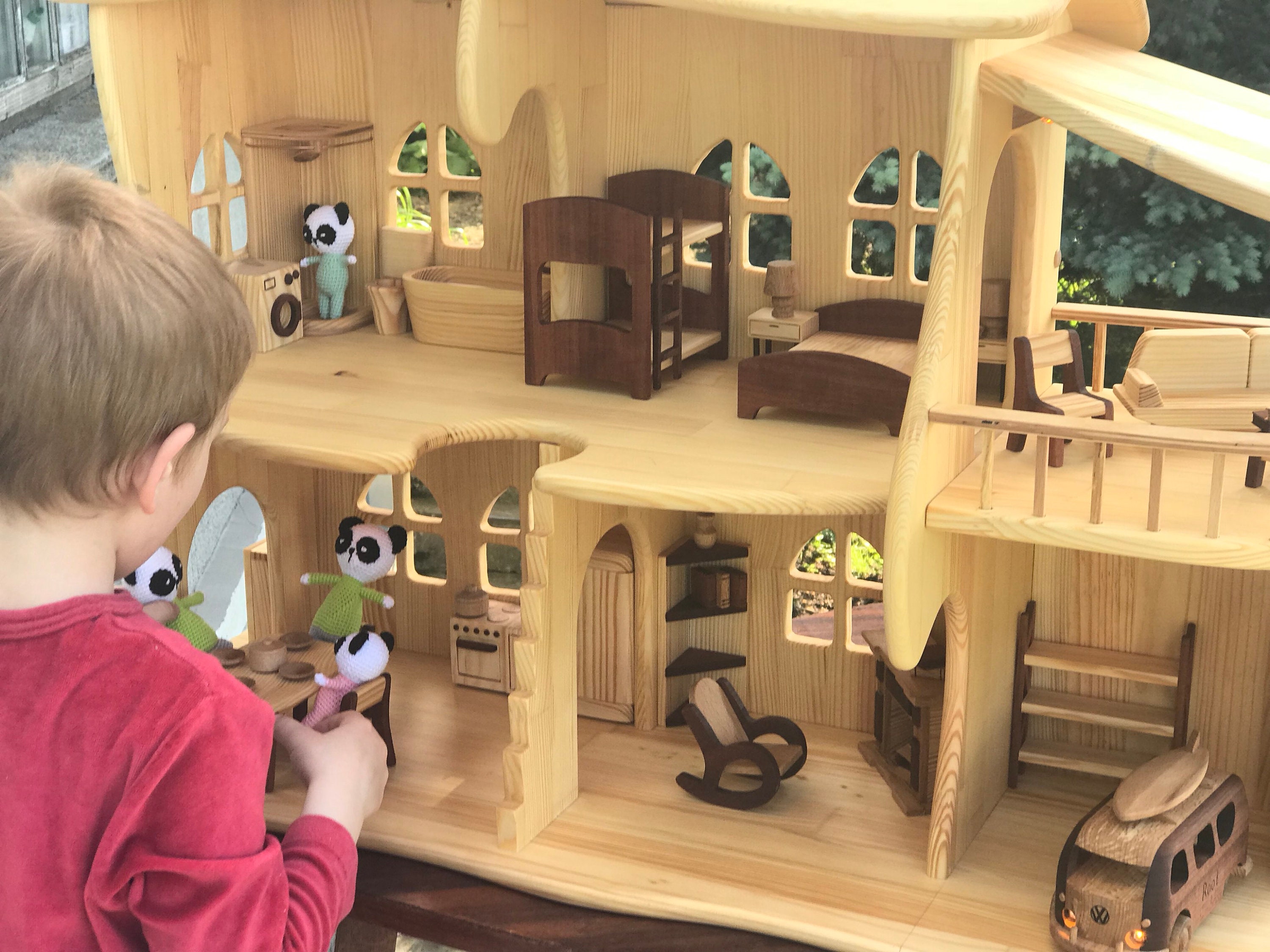 Puppenhaus aus Holz mit Mobiliar und vier Puppen ähnlich Waldorf Stil 