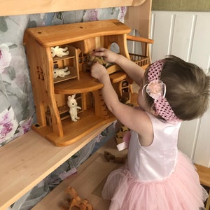 Puppenhaus 1:24 Weihnachten Kinder Geschenk Nichte Geschenk Erlenholz Puppenhaus Holz Personalisieren Puppenhaus Bausatz Montessori Waldorf Bild 9