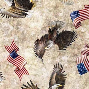 Puede incluir: Patrón repetitivo con banderas americanas y águilas calvas en vuelo. Las banderas son rojas, blancas y azules. Las águilas tienen plumas marrones y blancas, con picos amarillos. El fondo es de color marrón moteado.