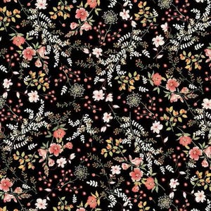 Puede incluir: Un patrón floral negro con una densa disposición de flores, hojas y bayas. El diseño incluye flores de color melocotón, follaje blanco y verde, y pequeñas bayas rojas, creando una estética detallada y naturalista.