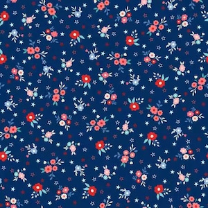 Puede incluir: Un patrón sin costuras con flores rojas, rosas y azules sobre un fondo azul oscuro. Estrellas blancas están dispersas por todo el patrón.