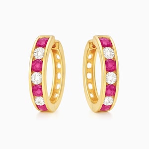 Aros Huggie de rubí y diamantes, oro de 10 quilates, 13 mm, circonitas rojas y blancas