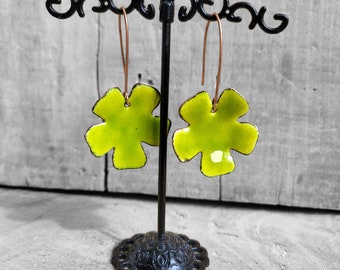 Boucles d'oreilles vertes  boucles émaillées,  boucles fleurs , cadeau unique, cadeau femme, boucles créateur, boucles été