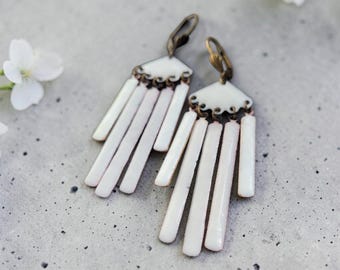 Pendientes Art Déco en esmalte blanco y bronce – Pendientes colgantes grandes estilo abanico – Joyería boho chic hecha a mano – Regalo para mujer