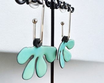 boucles d'oreilles contemporaines, boucles longues,boucles bleu lagon, boucles d'oreille créateur, boucles d'oreilles uniques, boucles été