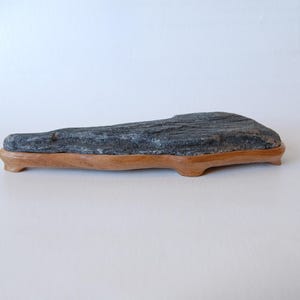 Rocky Island Suiseki, Naturbetrachtungssteine mit handgeschnitzter Holzsockel, Wohnkultur, original Kunst, Steinskulptur