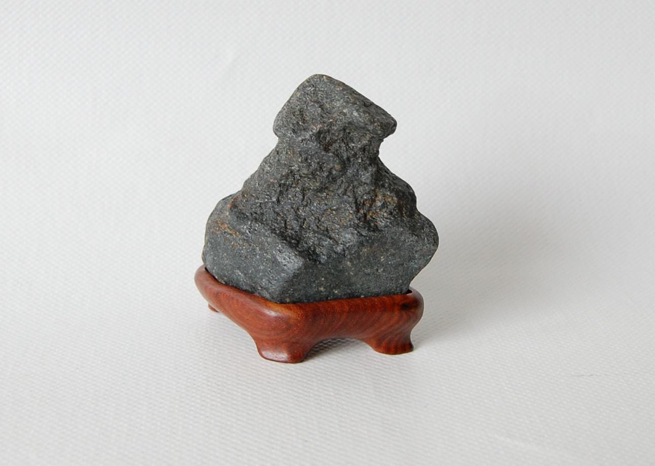 自然石 水石 抽象的な形状 緋山酔恭「山水石美術館」 全国の水石・美石を紹介 『抽象石・心象石』