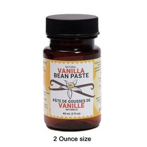Puede incluir: Una botella de vidrio marrón con tapa negra que contiene pasta de vainilla natural. La etiqueta es blanca con texto negro y un dibujo de una vaina de vainilla. El texto de la etiqueta dice "Natural Vanilla Bean Paste" y "Pâte de gousses de vanille naturelle". La botella contiene 60 ml (2 fl oz) de pasta.